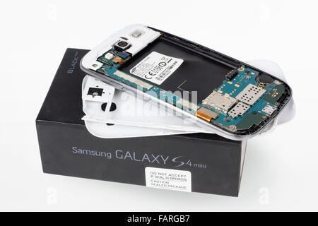 VILNIUS, Litauen - 23. Dezember 2015: Broken Samsung Galaxy Smartphone der Marke im Reparatur-Service-Center zu zerlegen. In 2014 S Stockfoto