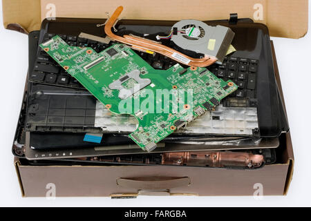 VILNIUS, Litauen - 23. Dezember 2015: Asus Marke zerlegt Laptop Notebook im Karton liegen am Tisch in Reparatur servic Stockfoto
