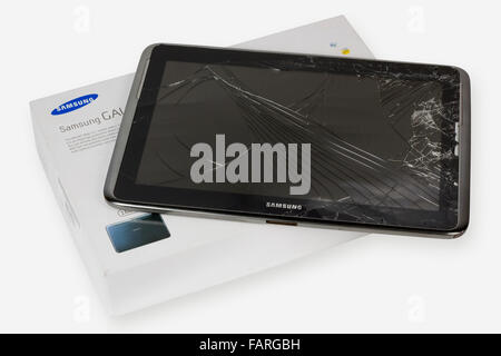 VILNIUS, Litauen - 23. Dezember 2015: Silber Samsung Galaxy Note Tablet mit zerbrochenen Bildschirm liegen am Tisch in Reparatur service ce Stockfoto