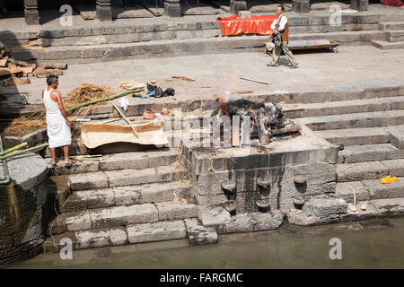 Hindu Einäscherung Zeremonie im Pashupatinath Tempel, ein Hindu-Tempel liegt am Ufer des Flusses Bagmati. Kathmandu. Nepal. Stockfoto