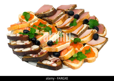 Handgemachte Neujahrs Sandwiches - schwarz / weiß Brot, Kaviar, Fett, Schinken, geräuchertem Lachs, Gammon, Oliven und Butter. Isoliert Stockfoto