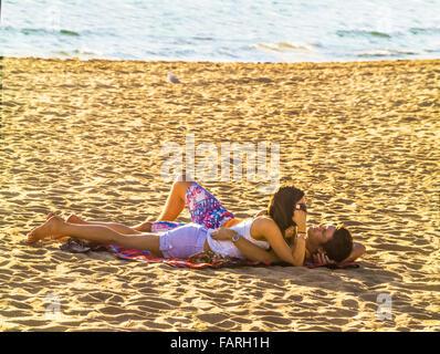 Paar auf Sand am St Kilda Beach liegen an heißen Tag, Melbourne Australien Stockfoto