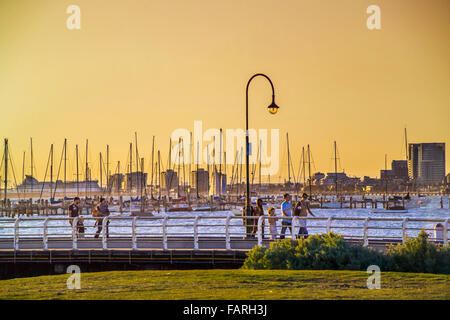 Yachten ankern in St. Kilda Beach, Menschen zu Fuß entlang der Pier, Melbourne Australien Stockfoto