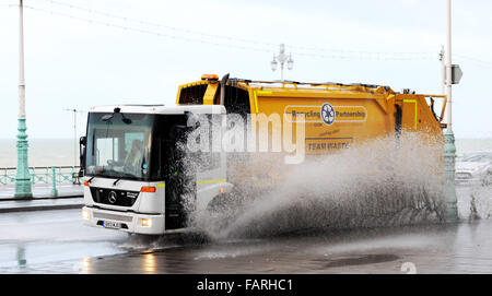 Brighton, Sussex, UK. 4. Januar 2016. Traffic-Laufwerke durch Hochwasser und der Oberfläche Wasser auf Brighton Meer in der Nähe der Kreuzung mit der West Street nach mehr heftigen Regenfälle der Regen am frühen Morgen Credit: Simon Dack/Alamy Live News Stockfoto