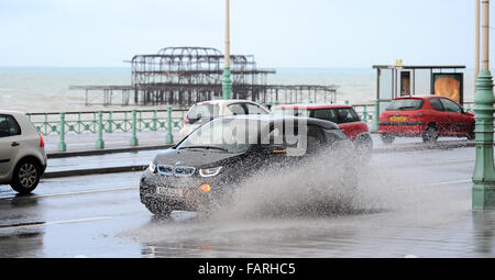 Brighton, Sussex, UK. 4. Januar 2016. Traffic-Laufwerke durch Hochwasser und der Oberfläche Wasser auf Brighton Meer in der Nähe der Kreuzung mit der West Street nach mehr heftigen Regenfälle der Regen am frühen Morgen Credit: Simon Dack/Alamy Live News Stockfoto