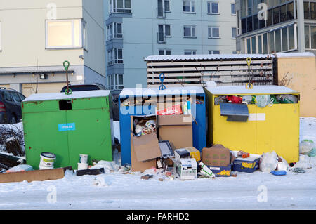 VILNIUS, Litauen - 3. Januar 2016: Müll Behälter gefüllt sind mit neuen Jahr warst und solche Sachen.  In Europa im neuen Jahr thro Stockfoto