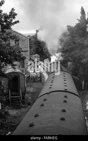 Bahnhof Haworth, West Yorkshire circa 1982 schwarz-weiß Archiv Bild. Heimat der Keighley und Wert Valley Railway, ist die KWVR mit freiwilligen besetzt. Dach der Dampfzug unter einer Brücke. Stockfoto