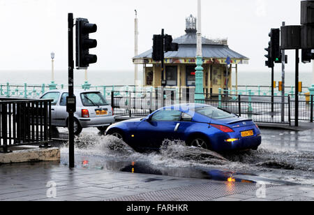 Brighton, Sussex, UK. 4. Januar 2016. Traffic-Laufwerke durch Hochwasser und der Oberfläche Wasser auf Brighton Meer in der Nähe der Kreuzung mit der West Street nach mehr heftigen Regenfälle der Regen am frühen Morgen Credit: Simon Dack/Alamy Live News Stockfoto