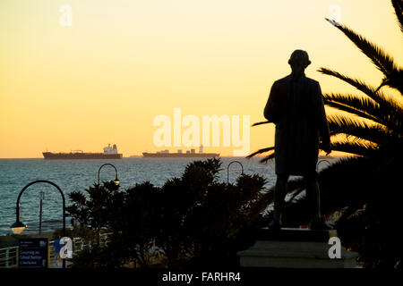 Statue von Captain Cook, Blick auf das Meer und große Cargo Schiffe gebunden für China, Port Phillip Bay, St Kilda-Melbourne-Australien Stockfoto