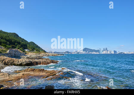 Landschaft der Igidae Küste. Igidae Park ist ein Wanderweg entlang der Küste und es wird berühmt für schöne Landschaft mit Haeundae. Stockfoto