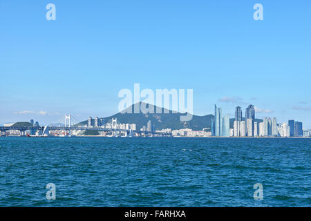 Gwangan Big-Brücke und Marinestadt in Busan, Korea. Die Hängebrücke ist ein Wahrzeichen von Busan. Stockfoto