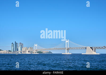 Gwangan Big-Brücke und Marinestadt in Busan, Korea. Die Hängebrücke ist ein Wahrzeichen von Busan. Stockfoto