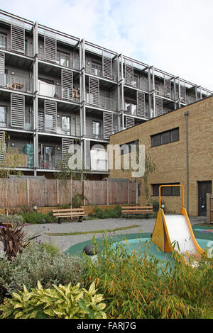 Ein Kinderspielplatz hinter einem neuen Wohnblock in Hackney, East London Stockfoto