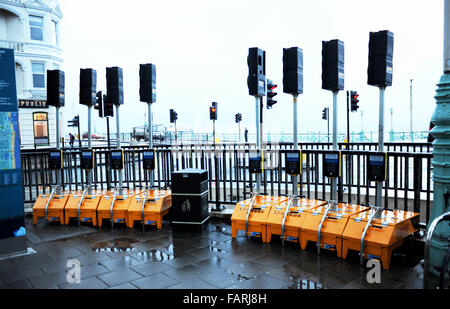 Brighton, Sussex UK sind 4. Januar 2016 - tragbare Ampeln bereit für den Einsatz auf Baustellen, die Dauer von 2 Jahren aufgrund Start heute an Brighton Seafront an der Kreuzung der West Street. Stockfoto