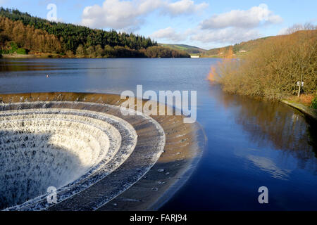 England, Derbyshire, Peak District National Park. Doline Überlauf für Ladybower Vorratsbehälter in vollem Gange Stockfoto