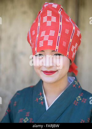 Okinawa-Frau in traditioneller Tracht, Ryukyu-Mura, Okinawa, Japan Stockfoto