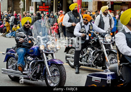 Mitglieder des Sikh Motorcycle Club, die 2015 bei der chinesischen Neujahrsparade in Vancouver, British Columbia, Kanada, auftraten. Stockfoto