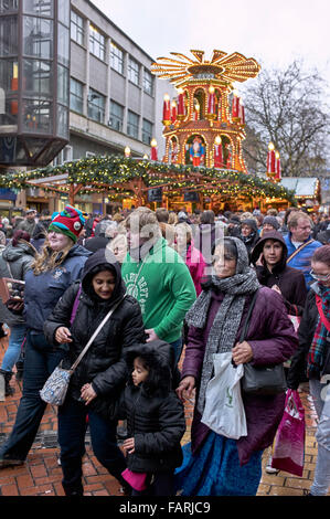 Weihnachts-Einkäufer im Zentrum von Birmingham Stockfoto