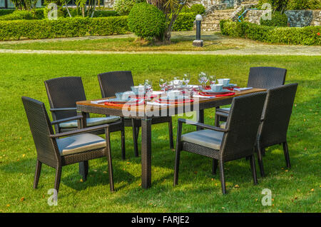 Rattan Garten Tisch und Stühle mit wasserdicht outdoor-Kissen Stockfoto