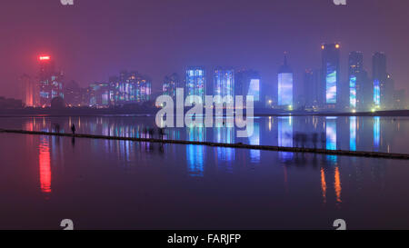 Nanchang, China - 3. Januar 2015: Nanchang Skyline bei Nacht von der Ostseite der Stadt gesehen. Nanchang ist die Hauptstadt Stockfoto