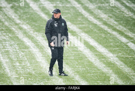 Hannover, Deutschland. 4. Januar 2016. Neue Trainer Thomas Schaaf der deutschen Fußball-Bundesliga-Fußball-Club Hannover 96 auf dem Platz am Anfang der ersten Trainingseinheit in das neue Jahr am HDI-Arena in Hannover, 4. Januar 2016 steht. Foto: Julian Stratenschulte/Dpa/Alamy Live News Stockfoto