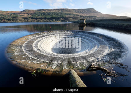 England, Derbyshire, Peak District National Park. Doline Überlauf für Ladybower Vorratsbehälter in vollem Gange Stockfoto