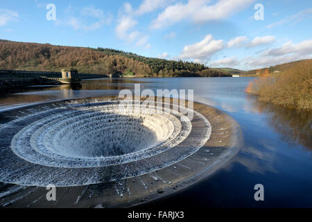 England, Derbyshire, Peak District National Park. Doline Überlauf für Ladybower Vorratsbehälter in vollem Gange Stockfoto