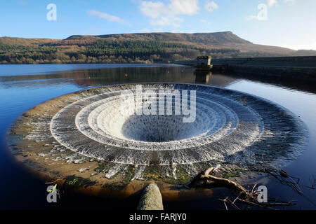 England, Derbyshire, Peak District National Park. Doline Überlauf für Ladybower Vorratsbehälter in vollem Gange Stockfoto