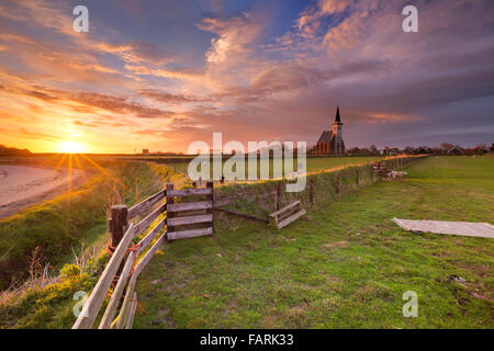 Die Kirche von Den Hoorn auf der Insel Texel in den Niederlanden bei Sonnenaufgang. Stockfoto