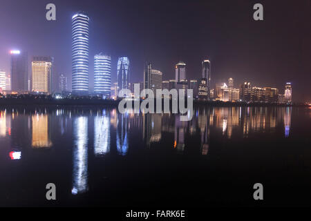 Nanchang, China - 3. Januar 2015: Nanchang Skyline bei Nacht von der Ostseite der Stadt gesehen. Nanchang ist die Hauptstadt Stockfoto