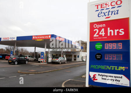 Edinburgh, Schottland. 4. Januar 2015. Diesel sinkt unter einem Pfund in großen Supermärkten. Stockfoto