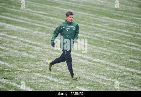 Hannover, Deutschland. 4. Januar 2016. Neuer Eintrag Hotaru Yamaguchi der deutschen Fußball-Bundesliga-Fußball-Club Hannover 96 läuft über das Spielfeld zu Beginn des ersten Trainingseinheit in das neue Jahr mit HDI-Arena in Hannover, 4. Januar 2016. Foto: Julian Stratenschulte/Dpa/Alamy Live News Stockfoto