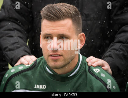 Hannover, Deutschland. 4. Januar 2016. Neuen Eintrag stellt Adam Szalai der deutschen Fußball-Bundesliga-Fußball-Club Hannover 96 für ein Gruppenfoto mit der Mannschaft am Anfang der ersten Trainingseinheit in das neue Jahr am HDI-Arena in Hannover, 4. Januar 2016. Foto: Julian Stratenschulte/Dpa/Alamy Live News Stockfoto