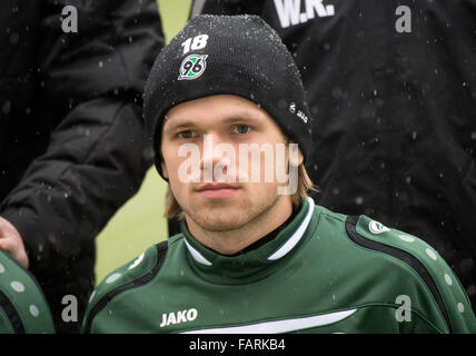 Hannover, Deutschland. 4. Januar 2016. Neuen Eintrag stellt Iver Fossum der deutschen Fußball-Bundesliga-Fußball-Club Hannover 96 für ein Gruppenfoto mit der Mannschaft am Anfang der ersten Trainingseinheit in das neue Jahr am HDI-Arena in Hannover, 4. Januar 2016. Foto: Julian Stratenschulte/Dpa/Alamy Live News Stockfoto