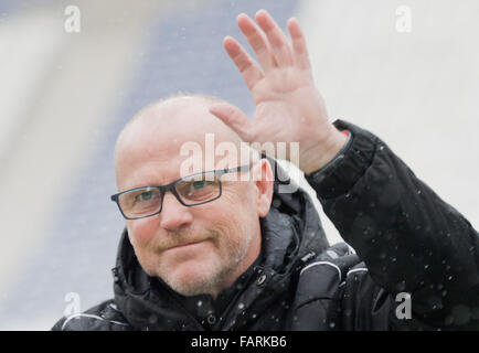 Hannover, Deutschland. 4. Januar 2016. Neue Trainer Thomas Schaaf der deutschen Bundesliga Fußball Club Hannover 96 Wellen am Anfang der ersten Trainingseinheit in das neue Jahr am HDI-Arena in Hannover, 4. Januar 2016. Foto: Julian Stratenschulte/Dpa/Alamy Live News Stockfoto