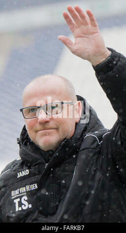 Hannover, Deutschland. 4. Januar 2016. Neue Trainer Thomas Schaaf der deutschen Bundesliga Fußball Club Hannover 96 Wellen am Anfang der ersten Trainingseinheit in das neue Jahr am HDI-Arena in Hannover, 4. Januar 2016. Foto: Julian Stratenschulte/Dpa/Alamy Live News Stockfoto