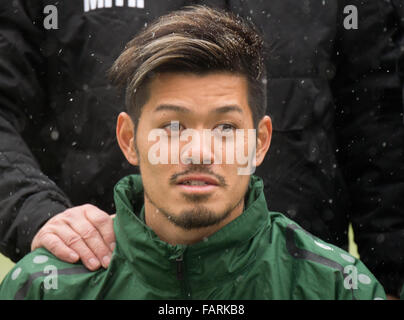 Hannover, Deutschland. 4. Januar 2016. Neuen Eintrag stellt Hotaru Yamaguchi der deutschen Fußball-Bundesliga-Fußball-Club Hannover 96 für ein Gruppenfoto mit der Mannschaft am Anfang der ersten Trainingseinheit in das neue Jahr am HDI-Arena in Hannover, 4. Januar 2016. Foto: Julian Stratenschulte/Dpa/Alamy Live News Stockfoto