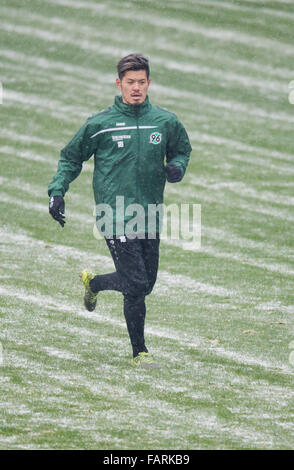 Hannover, Deutschland. 4. Januar 2016. Neuer Eintrag Hotaru Yamaguchi der deutschen Fußball-Bundesliga-Fußball-Club Hannover 96 läuft über das Spielfeld zu Beginn des ersten Trainingseinheit in das neue Jahr mit HDI-Arena in Hannover, 4. Januar 2016. Foto: Julian Stratenschulte/Dpa/Alamy Live News Stockfoto