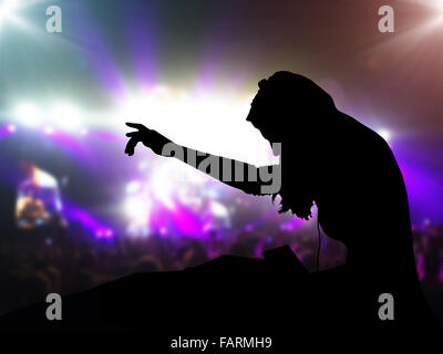 DJ Kopfhörer im Night Club party unter dem spot Lichter und Menschen Publikum im Hintergrund Stockfoto