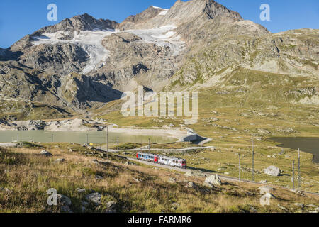 Express-Zug im Lago Bianco auf dem Berninapass, Graubünden, Schweiz Stockfoto