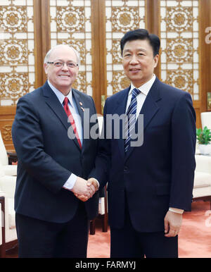 Peking, China. 4. Januar 2016. Chinese Vice President Li Yuanchao (R) trifft sich mit Präsident des kanadischen Senats, George Furey, in Peking, Hauptstadt von China, 4. Januar 2016. © Yao Dawei/Xinhua/Alamy Live-Nachrichten Stockfoto