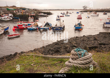 Ein Blick vom Paddys Loch, Redcar zeigt die festgemachten Boote und Industrieerfahrung Stockfoto