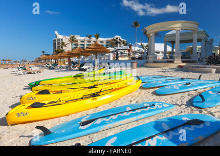 Sandalls Hotelresort in Nassau, Bahamas.Kayaks und Surf-Boards am Strand. Stockfoto