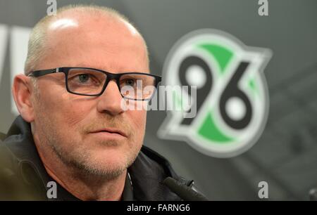 Hannover, Deutschland. 4. Januar 2016. Neue Trainer Thomas Schaaf der deutschen Fußball-Bundesliga-Fußball-Club Hannover 96 im Rahmen einer Pressekonferenz auf Anlass der ersten Trainingseinheit in das neue Jahr in HDI-Arena in Hannover, Deutschland, 4. Januar 2016 spricht. Foto: Julian Stratenschulte/Dpa/Alamy Live News Stockfoto