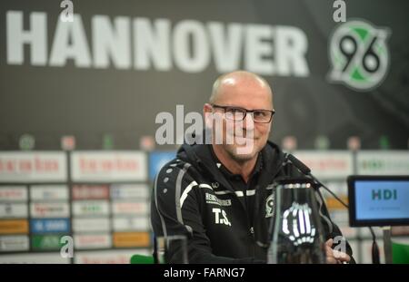 Hannover, Deutschland. 4. Januar 2016. Neue Trainer Thomas Schaaf der deutschen Fußball-Bundesliga-Fußball-Club Hannover 96 im Rahmen einer Pressekonferenz auf Anlass der ersten Trainingseinheit in das neue Jahr in HDI-Arena in Hannover, Deutschland, 4. Januar 2016 spricht. Foto: Julian Stratenschulte/Dpa/Alamy Live News Stockfoto