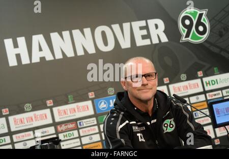 Hannover, Deutschland. 4. Januar 2016. Neue Trainer Thomas Schaaf der deutschen Fußball-Bundesliga-Fußball-Club Hannover 96 im Rahmen einer Pressekonferenz auf Anlass der ersten Trainingseinheit in das neue Jahr in HDI-Arena in Hannover, Deutschland, 4. Januar 2016 spricht. Foto: Julian Stratenschulte/Dpa/Alamy Live News Stockfoto