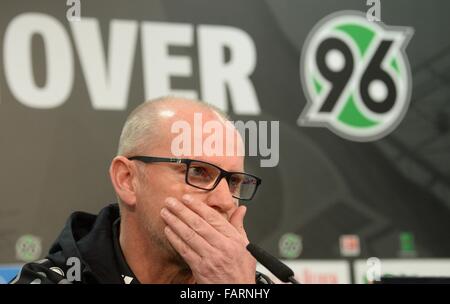 Hannover, Deutschland. 4. Januar 2016. Neue Trainer Thomas Schaaf der deutschen Fußball-Bundesliga-Fußball-Club Hannover 96 im Rahmen einer Pressekonferenz auf Anlass der ersten Trainingseinheit in das neue Jahr in HDI-Arena in Hannover, Deutschland, 4. Januar 2016 spricht. Foto: Julian Stratenschulte/Dpa/Alamy Live News Stockfoto