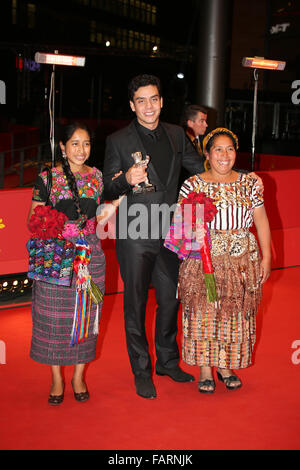 Berlin, Deutschland, 14. Februar 2015: Jayro Bustamente gewinnt Silber Bearfor Film Ixcanul Vulkan während 65. Berlinale Stockfoto