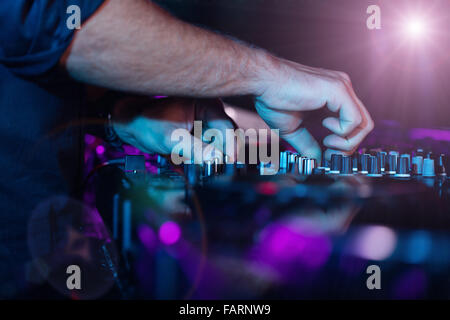 Detail des dj's Hände auf Konsole Stockfoto