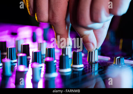 Detail des dj's Hände auf Konsole Stockfoto